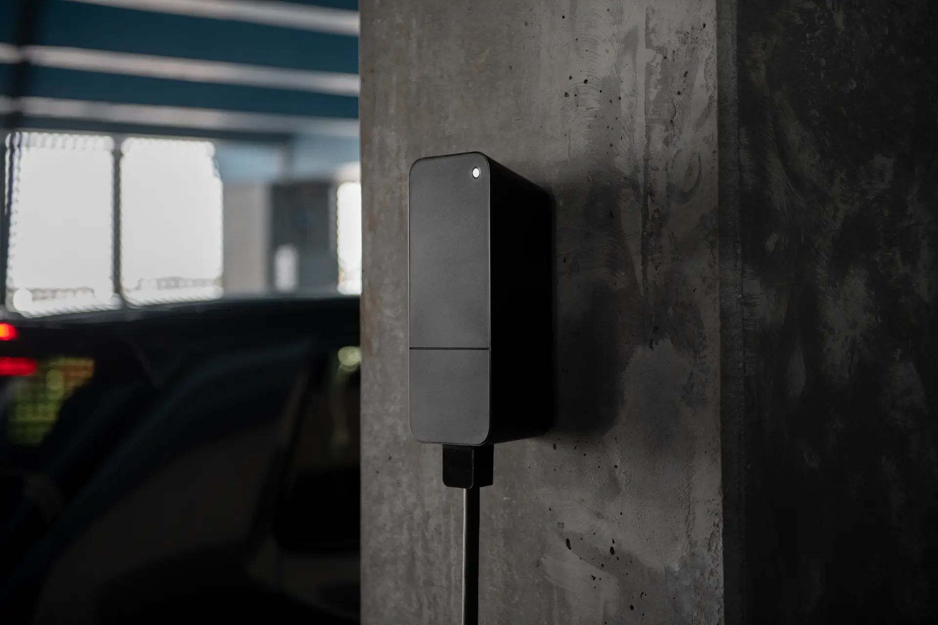 En Amina S laddbox installerad i ett garage, visar hur den smälter in i hemmiljön.