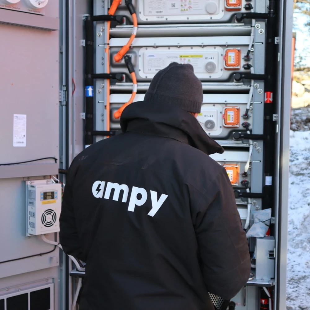 En ren och tydlig version av Ampys logotyp som symboliserar professionella eltjänster.