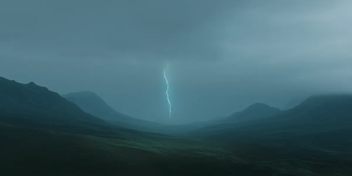 Vidsträckt bergslandskap med en centrerad blixt som slår ner, fotograferat av en elektriker från Ampy.