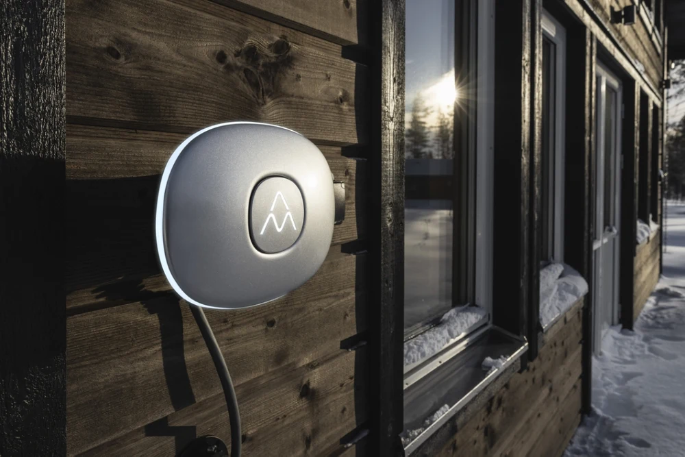 En elbil ansluten till en Charge Amps Halo laddbox som laddas aktivt.