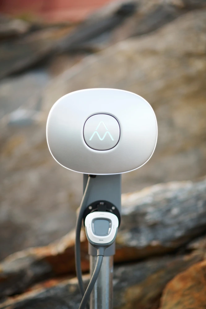 Charge Amps Halo laddbox monterad utomhus.
