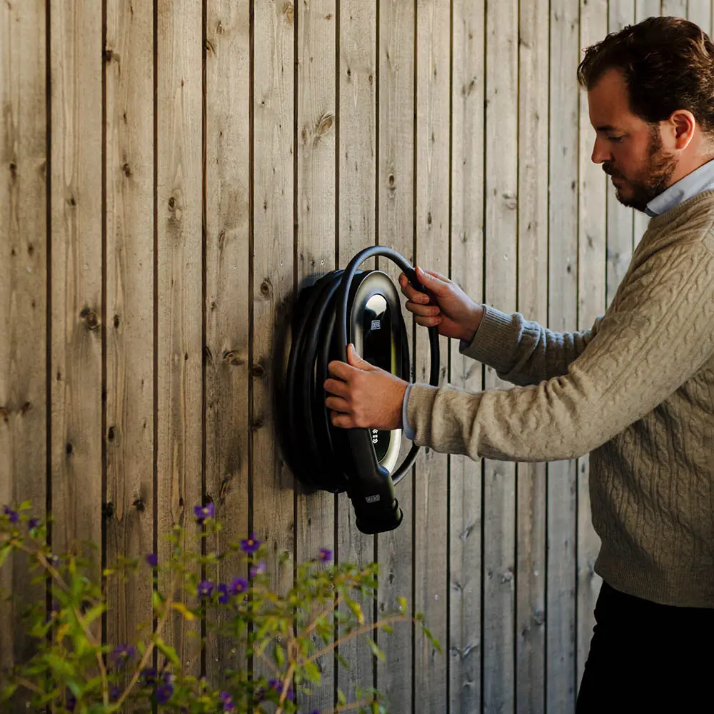 Defa Power laddbox monterad på en husfasad.