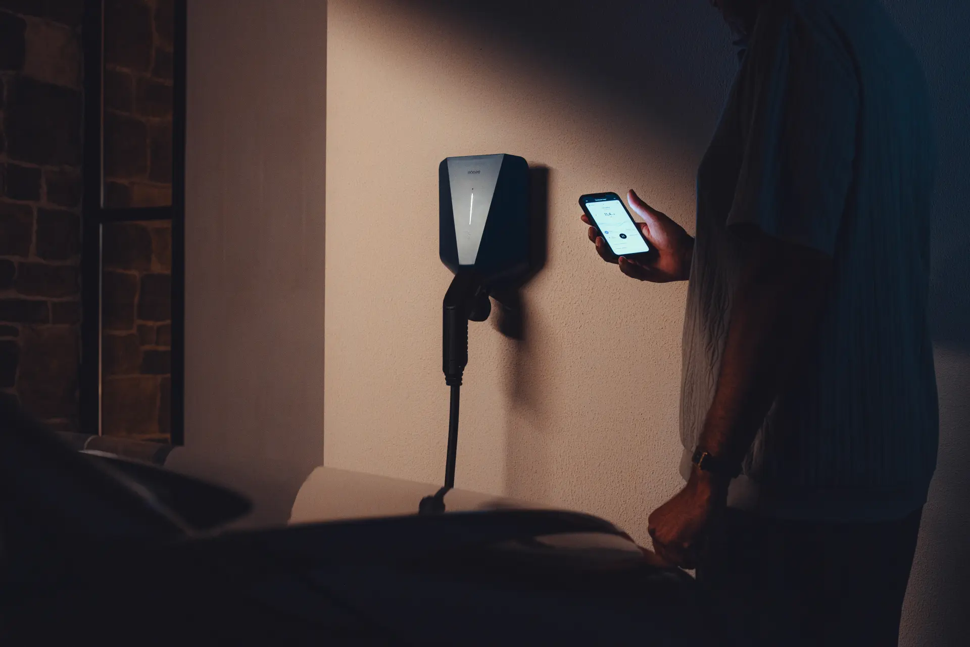 Skärmbild från Easee Charge Up mobilapplikation för laddboxstyrning.