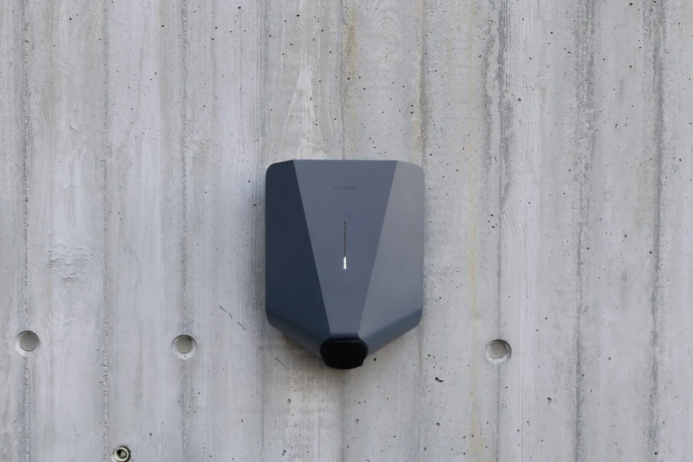Easee Charge Up laddbox med fokus på dess estetiska och moderna design.