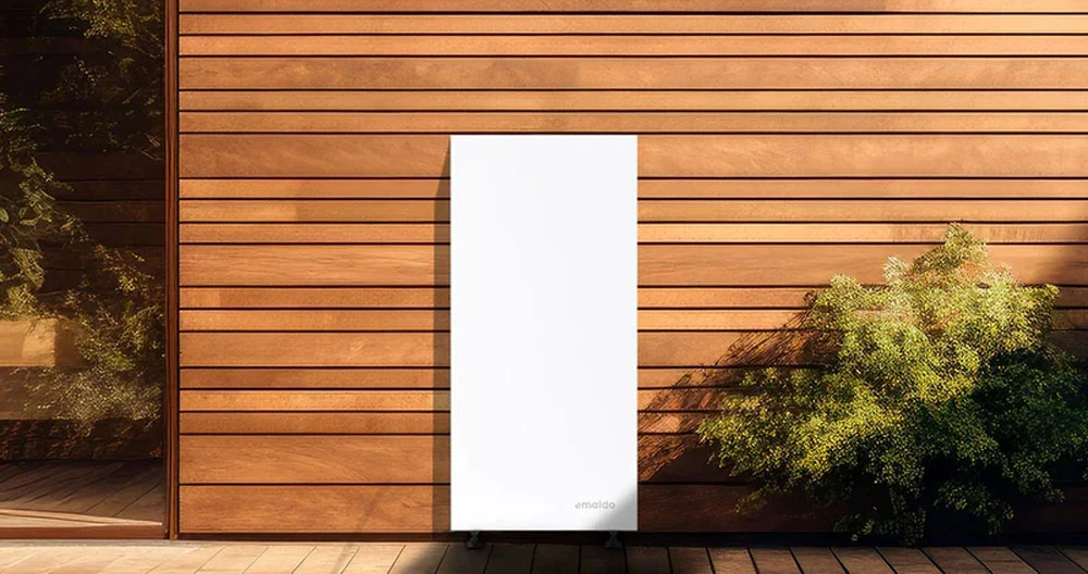 Stilren bild av Emaldo Power Store batterilagring installerad i en villa.