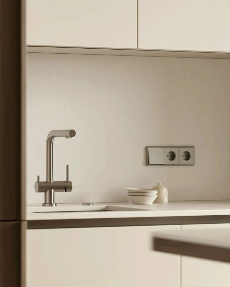Vägguttag valda för sin estetiska design som lyfter rummets helhetsintryck och garanterar säkerhet.
