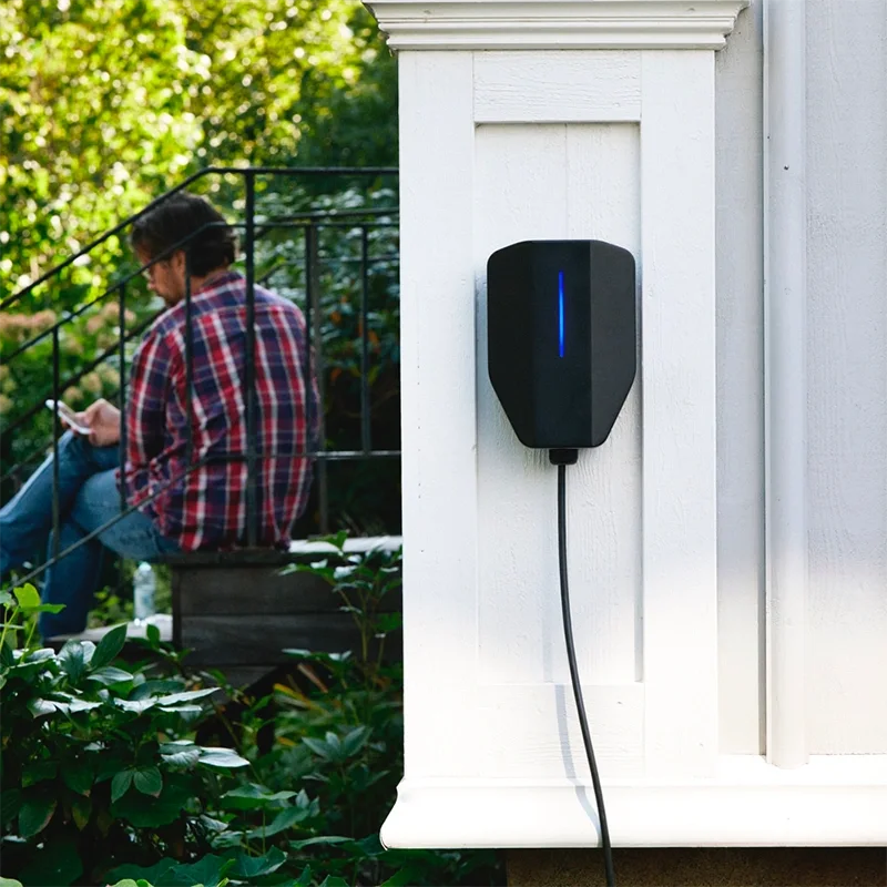 Närbild på en Garo Entity Home laddbox installerad vid en uppfart för privat bruk.