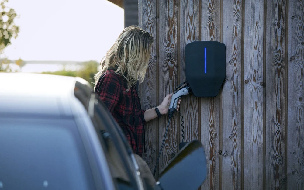 Garo Entity Pro laddbox färdiginstallerad på en husvägg, redo för säker laddning.