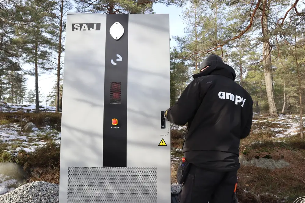 Närbild på en elektriker som drar och ansluter nya kablar i en elcentral.