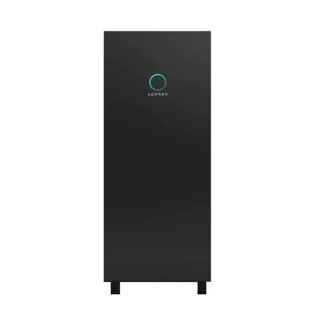 Stilren produktbild av Sonnen solcellsbatteri för intelligent energihantering.