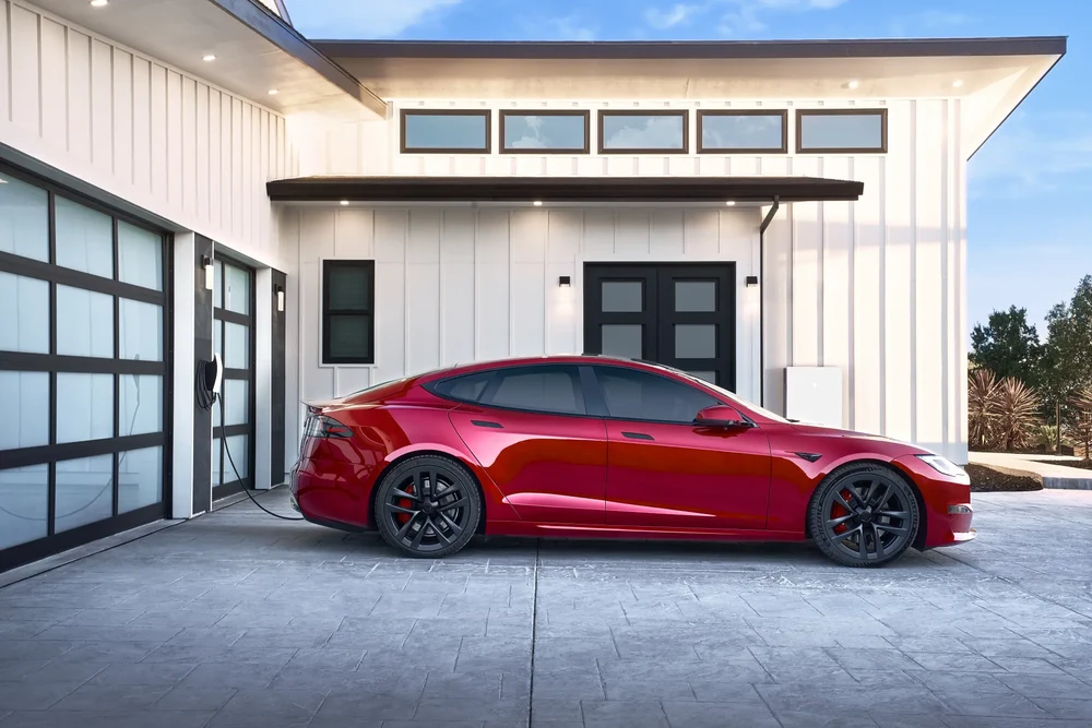 Tesla Wall Connector laddbox för effektiv hemmaladdning av Tesla-fordon.