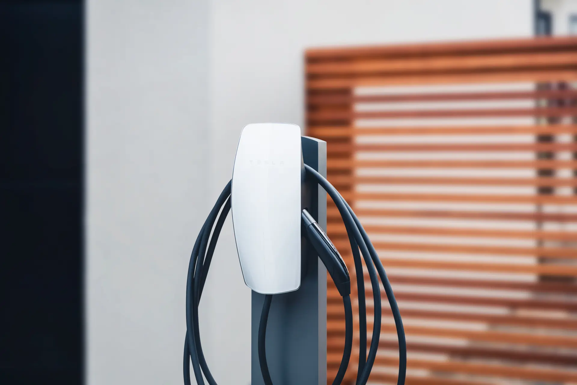 En Tesla Wall Connector laddbox monterad på en laddstolpe.