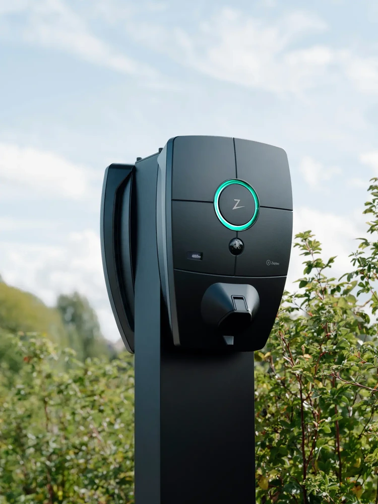 Zaptec Pro laddboxar installerade på en parkeringsplats för en bostadsrättsförening.