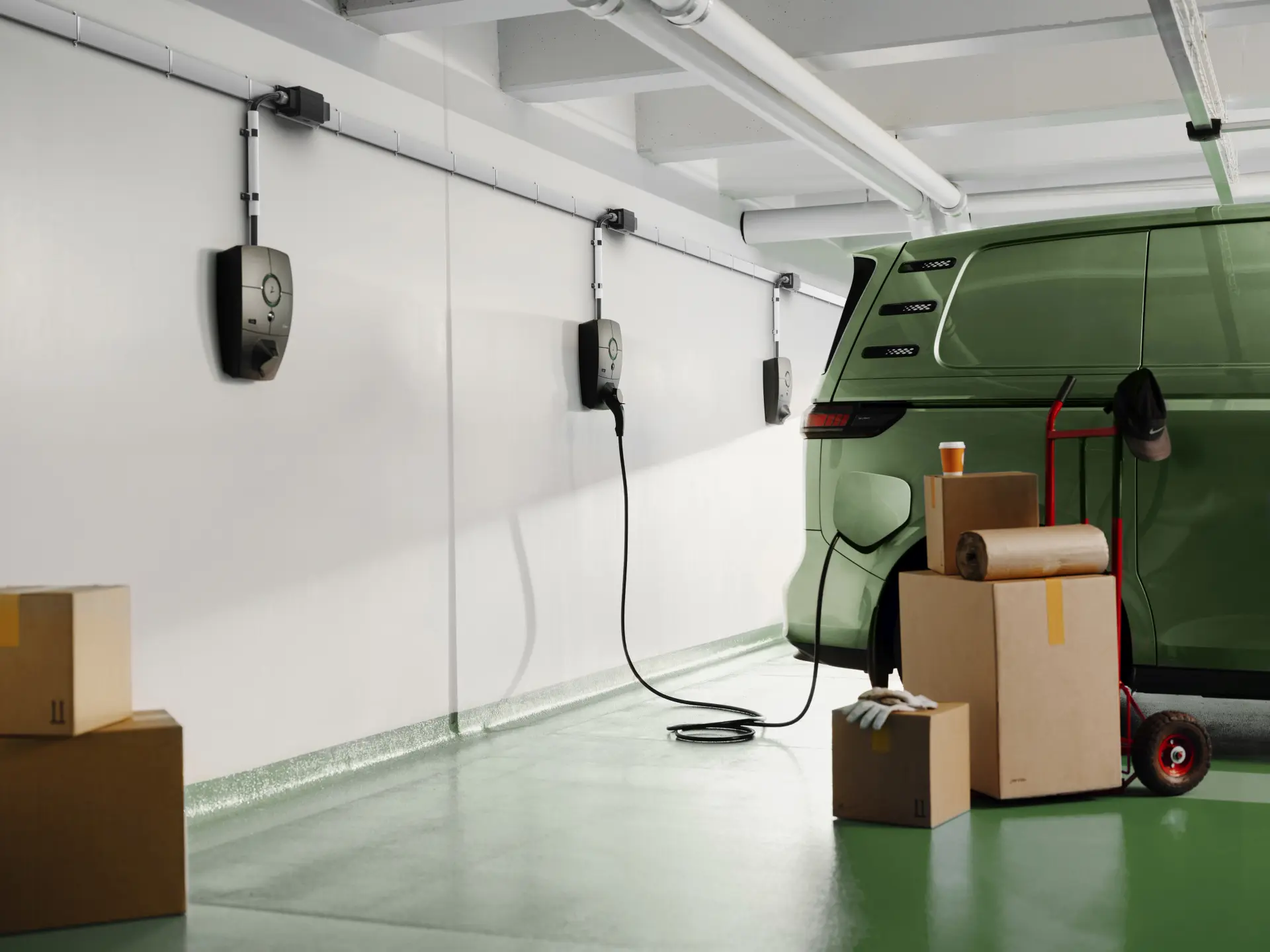 Zaptec Pro laddbox installerad och redo för användning i ett privat garage.