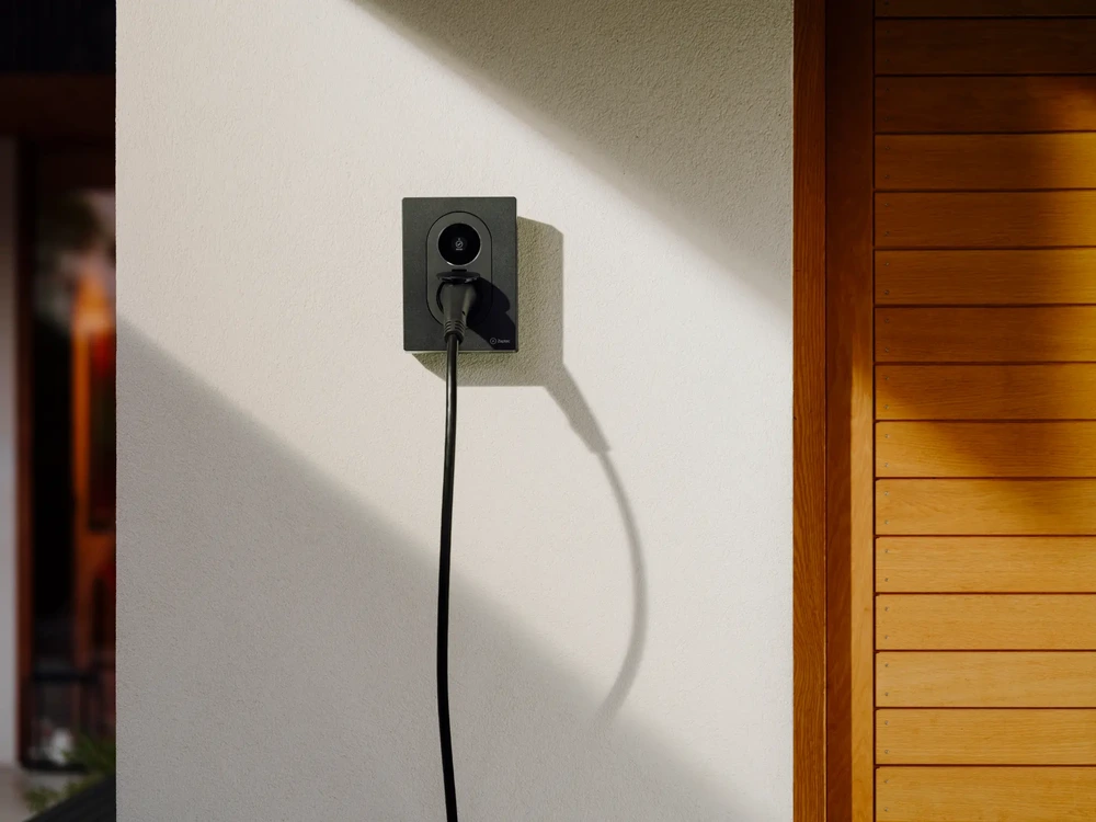 Zaptec Go 2 laddbox installerad på en husfasad.