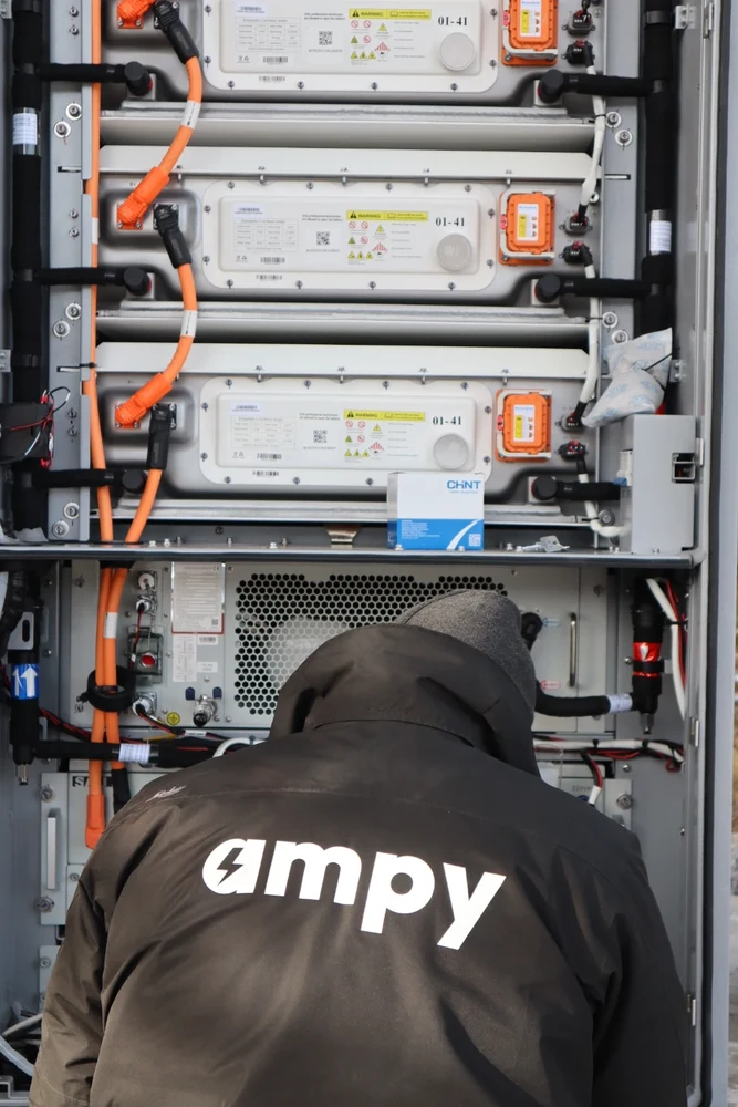 Ampys tekniker som arbetar med den slutgiltiga installationen av ett SAJ batterilagringssystem.