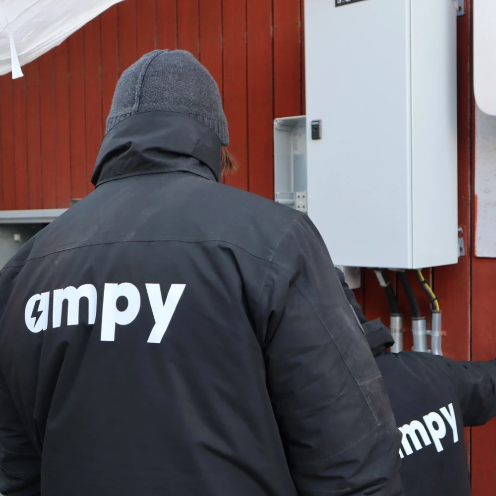 En elektriker från Ampy som arbetar med en installation av ett solcellsbatteri.
