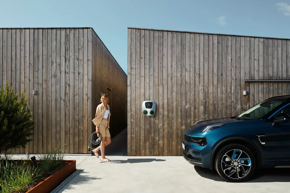 Charge Amps Aura laddbox med fokus på dess estetiska och moderna design.