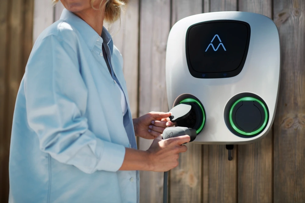 Charge Amps Aura laddbox med ansluten kabel, redo att påbörja laddning.