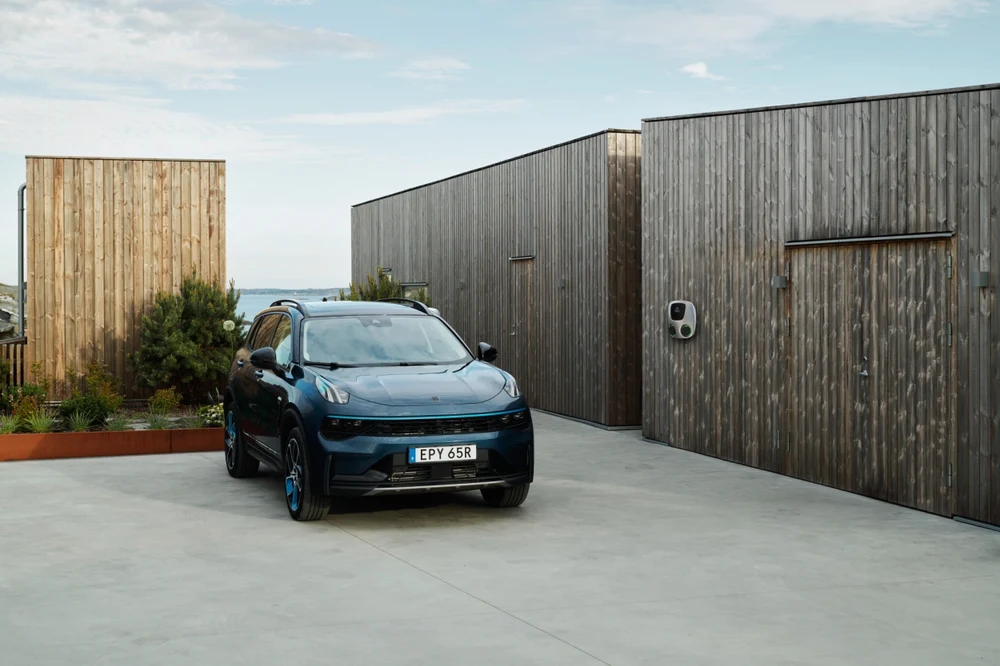 Charge Amps Aura laddbox installerad utomhus med en elbil ansluten.