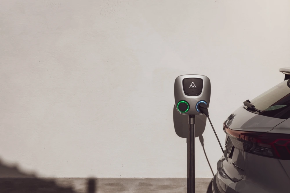 Charge Amps Aura laddbox utomhus, bild 1.