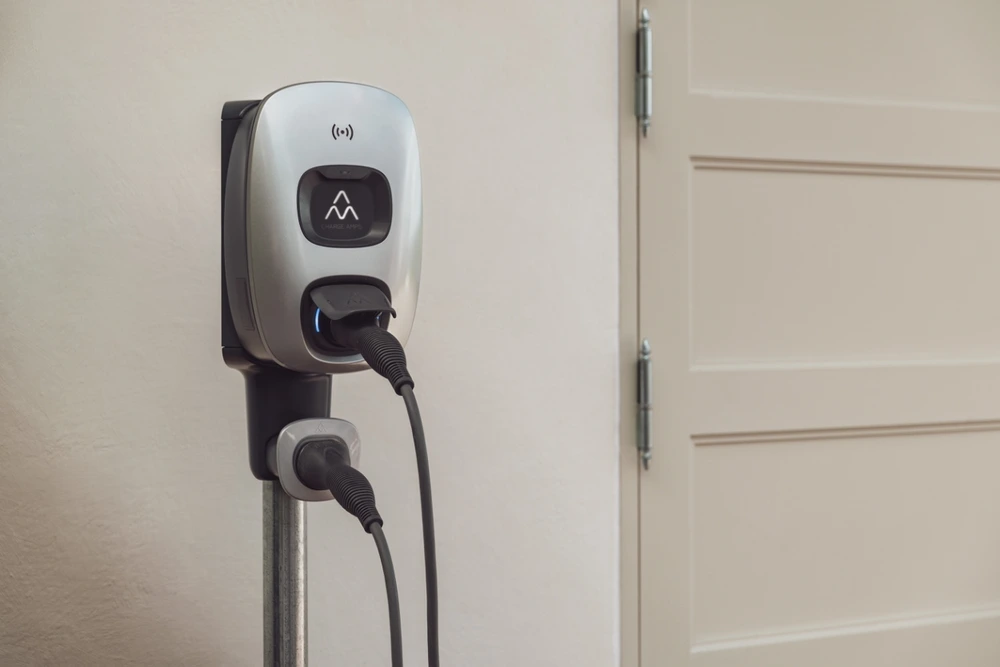Charge Amps Dawn laddbox aktivt laddande en elbil.