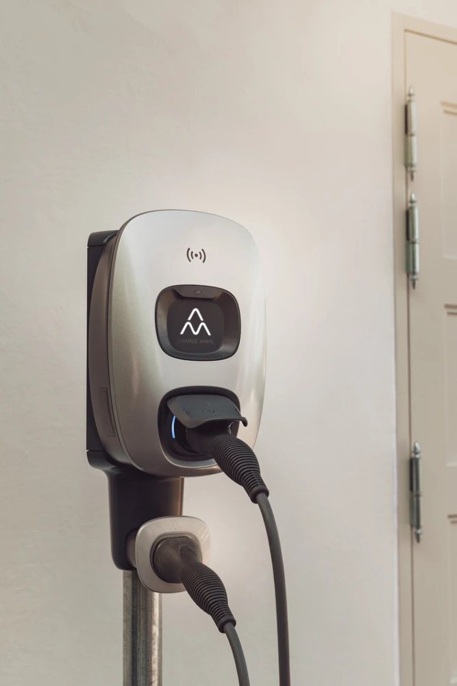 Charge Amps Dawn laddbox monterad på en laddstolpe.