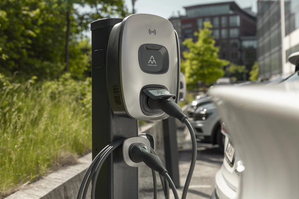 Charge Amps Dawn laddbox installerad på en parkeringsplats.