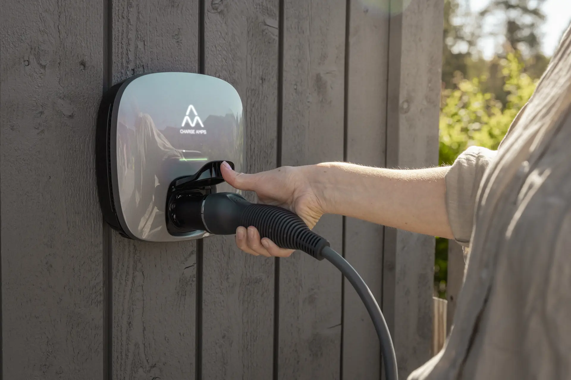 Charge Amps Luna laddbox under installation med anslutna kablar.