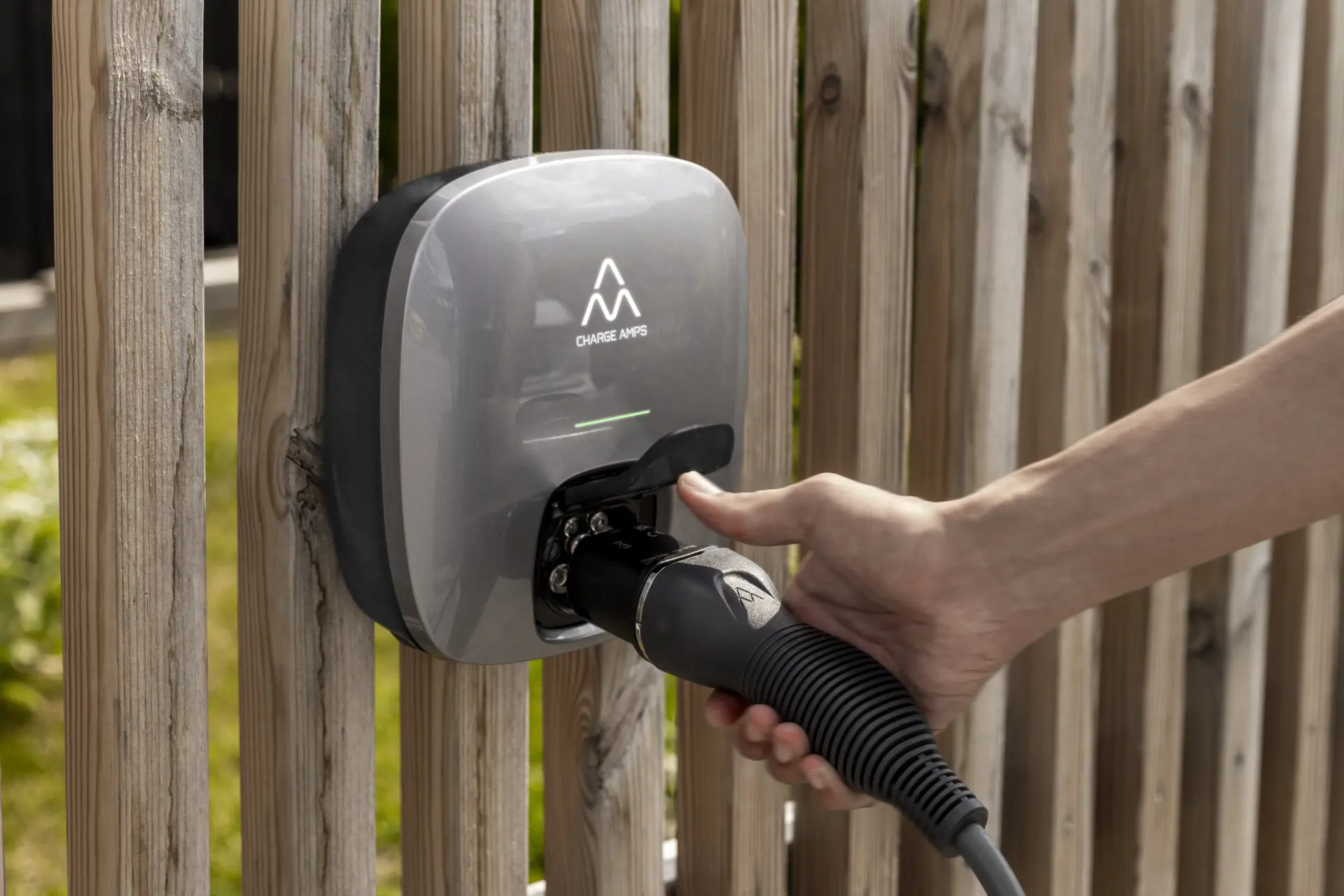 Charge Amps Luna laddbox aktivt laddande en elbil.