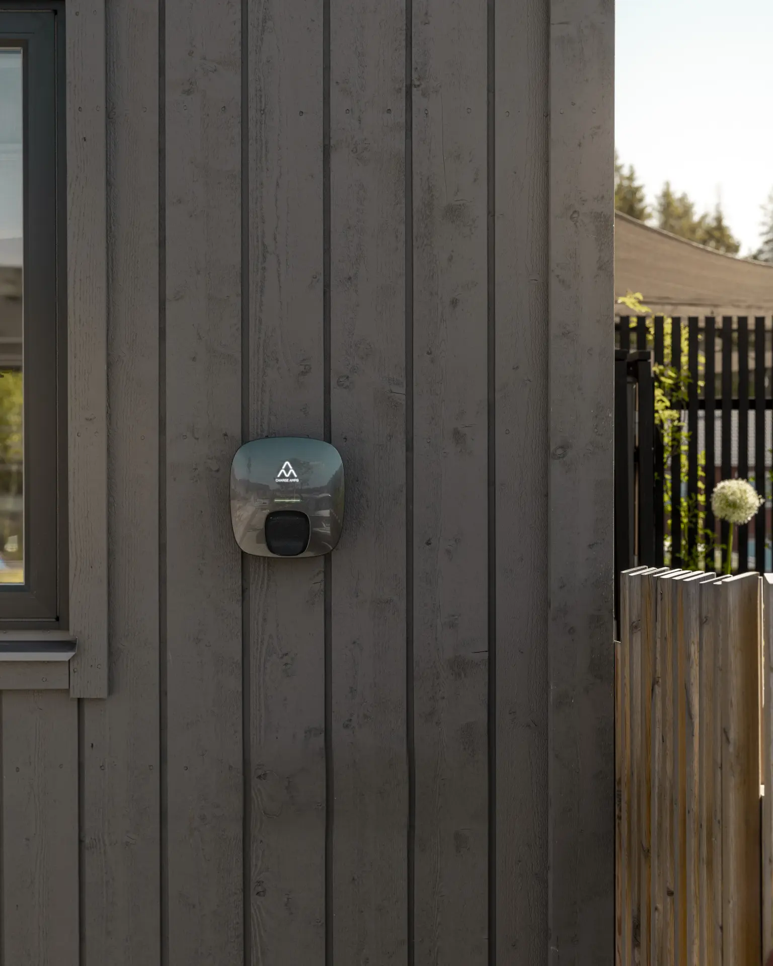 Charge Amps Luna laddbox monterad på en husfasad.