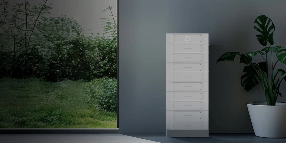 Högkvalitativ bild av Dyness Stack 100 batterisystem för effektiv lagring av solenergi.