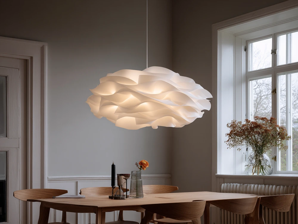 Designad belysning som fungerar som en vacker inredningsdetalj och ger ett behagligt ljus.