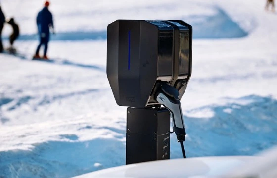 Garo Entity Pro laddbox installerad utomhus i ett snöigt vinterlandskap.
