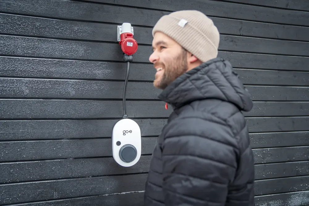 En Go-e Charger laddbox installerad utomhus i ett snölandskap.