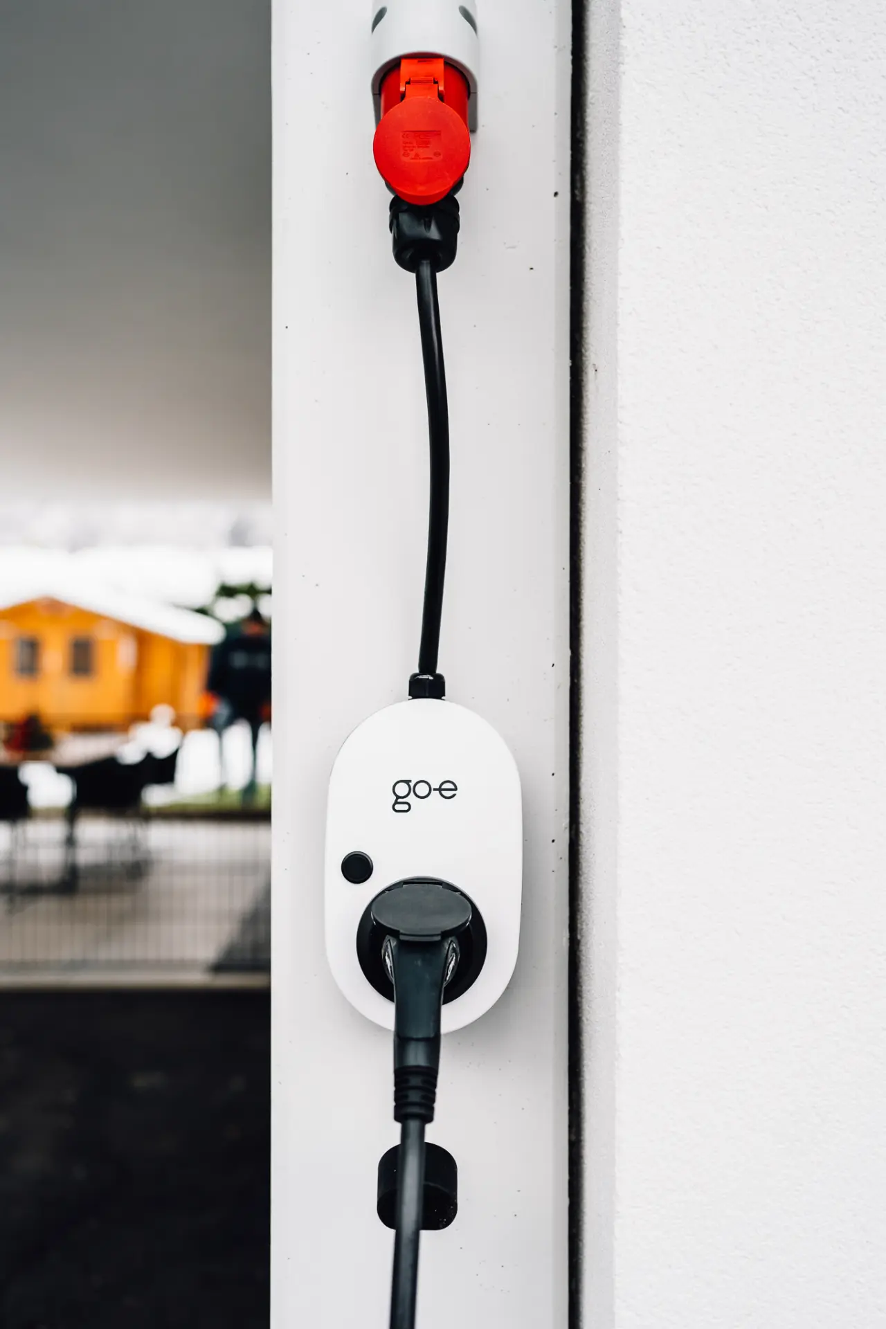 En Go-e Charger laddbox färdiginstallerad och redo för användning.