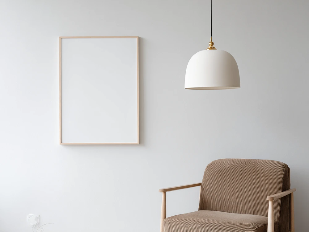En designad armatur fackmannamässigt installerad i ett vardagsrum som sprider ett behagligt ljus.