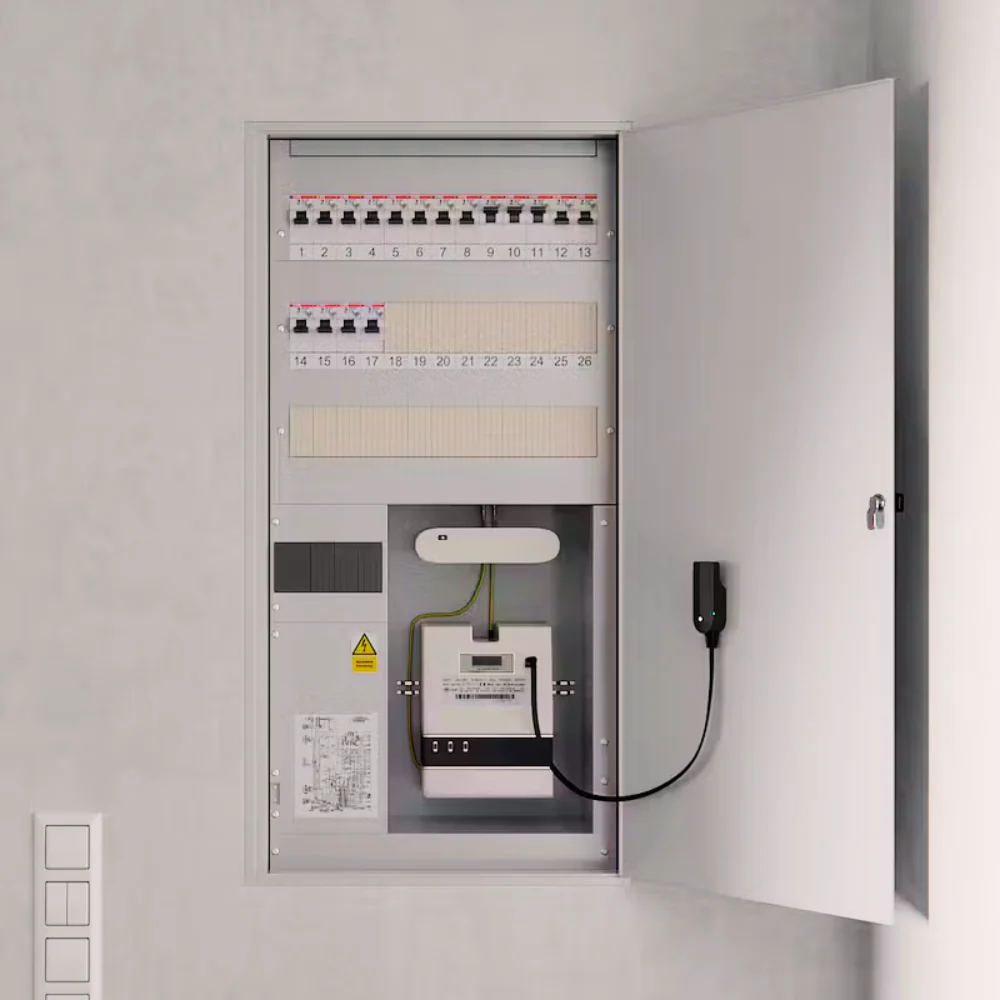 En lastbalanseringsenhet monterad inuti ett fasadmätarskåp av en behörig elektriker.