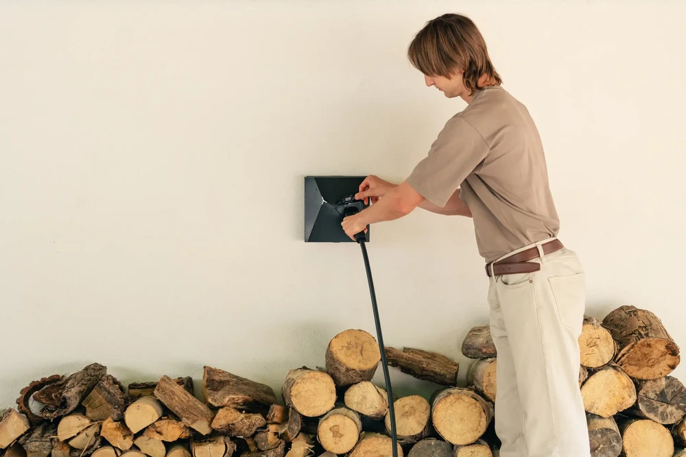 Nexblue Edge 2 laddbox aktivt laddande en elbil.
