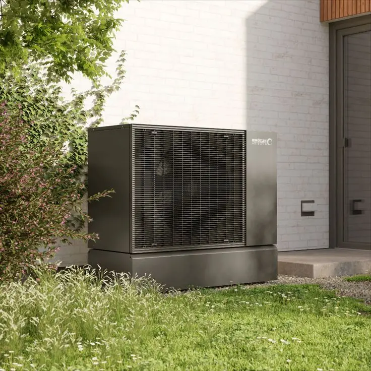 En högeffektiv premiummodell av en luftvärmepump installerad för att maximera energibesparingen.