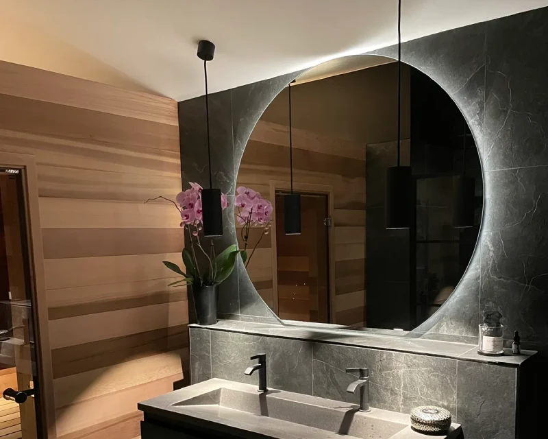 Ett modernt badrum med ny belysning och elinstallationer utförda under en renovering.