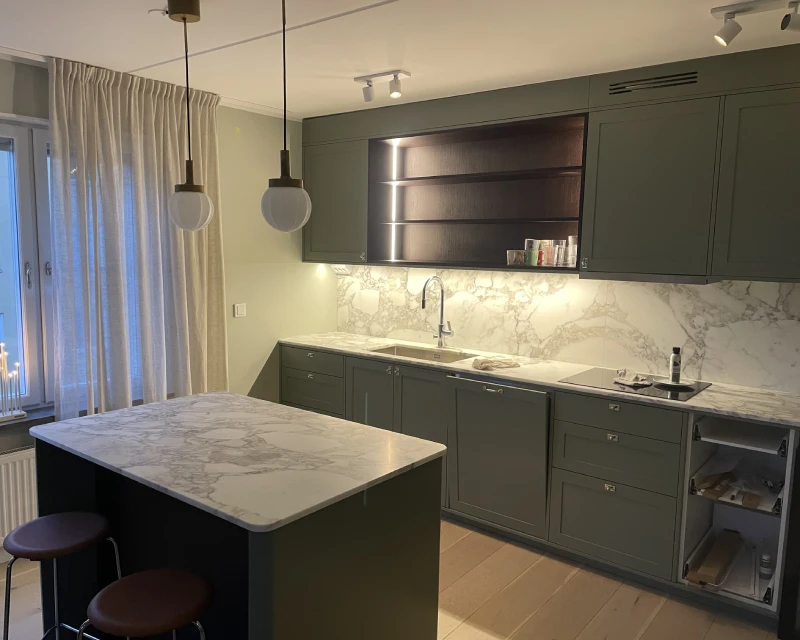 En elektriker som drar nya kablar i väggarna under en omfattande elrenovering.