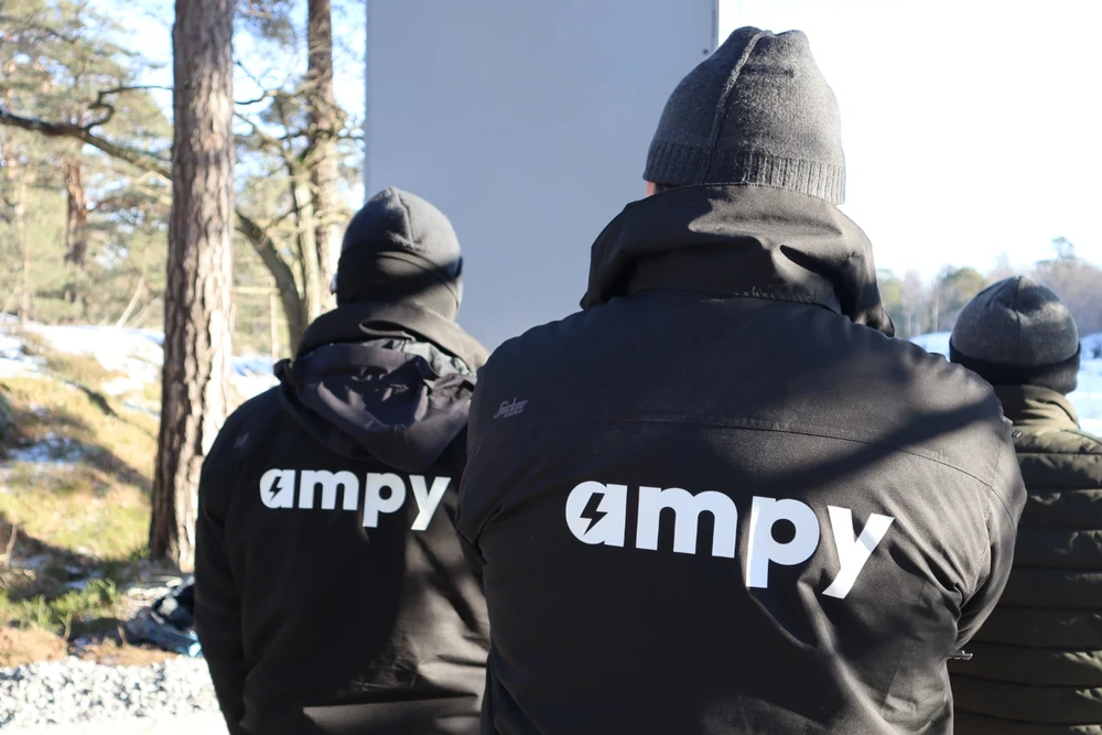 En certifierad elektriker från Ampy under en fackmannamässig installation av ett batterilagringssystem.