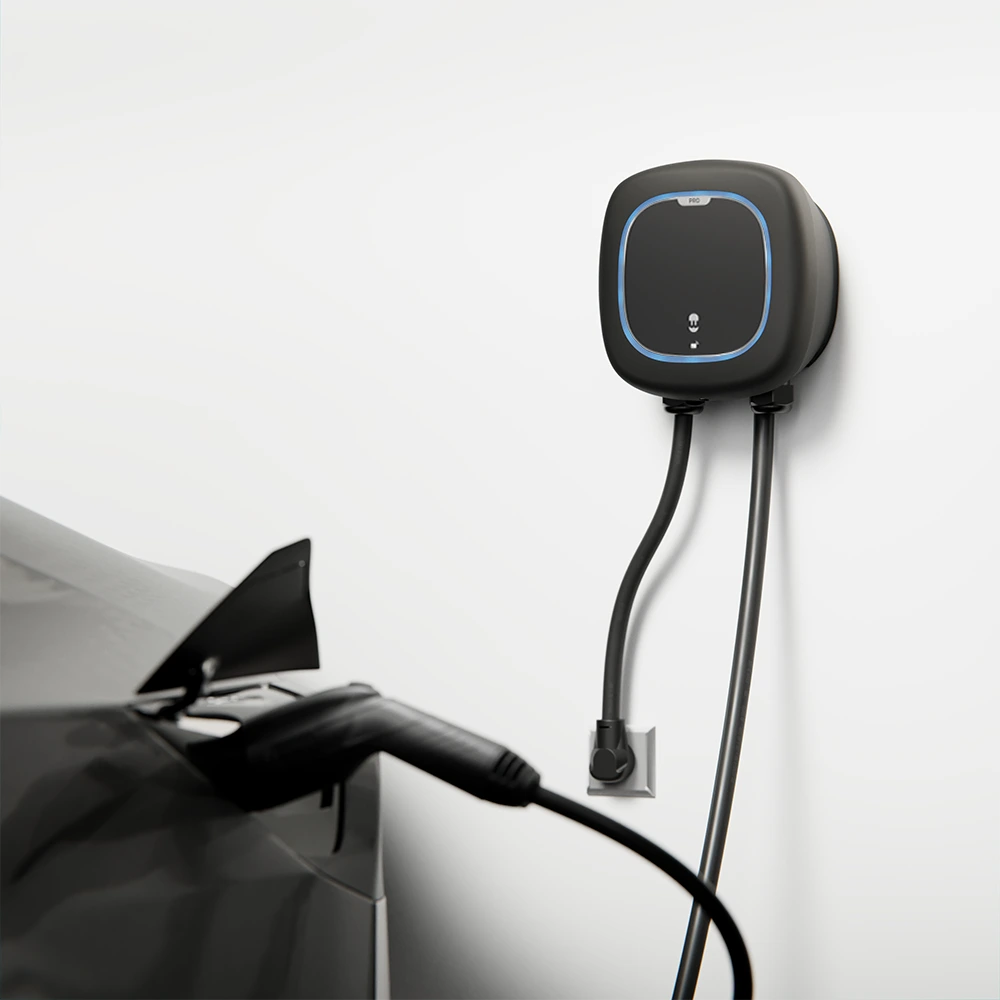 Installation av Wallbox Pulsar Pro laddbox på en byggnadsfasad.