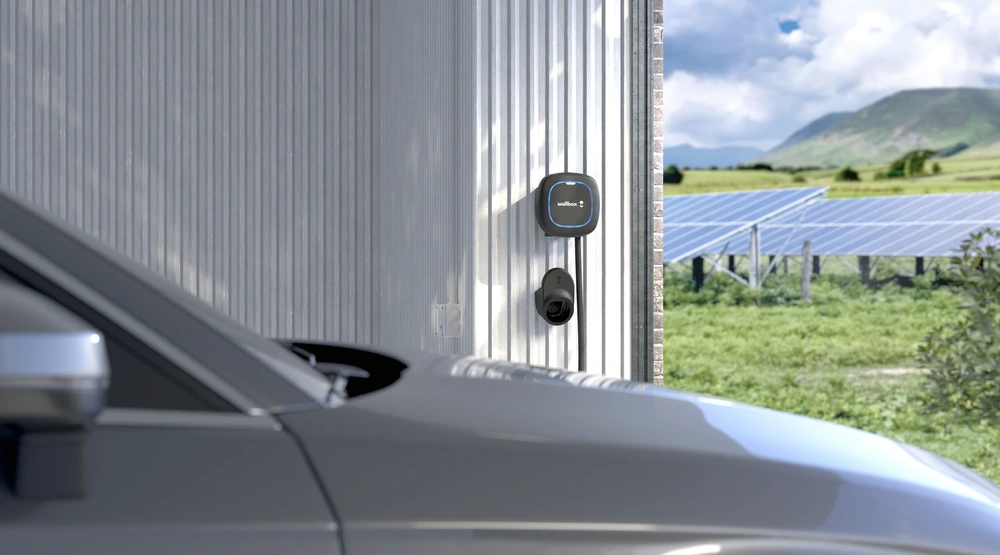 Wallbox Pulsar Pro laddbox installerad i en kommersiell eller flerfamiljsfastighet.